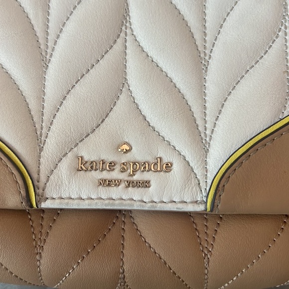 Kate Spade crossbody cream & tan with gold chain straps - Picture 6 of 11